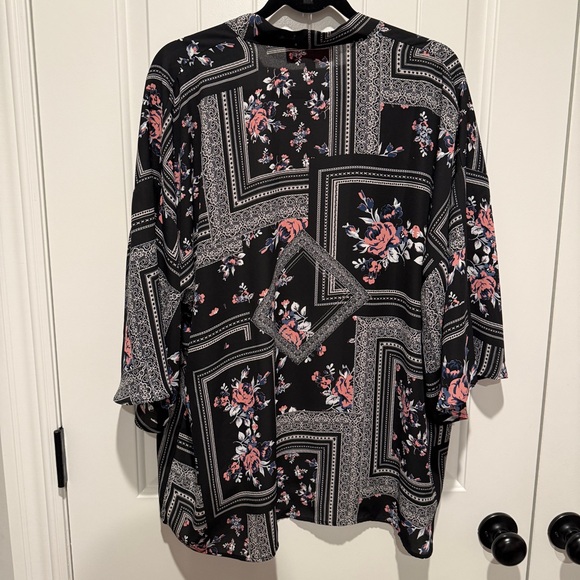 Laurie Felt Black Floral Kimono Blouse - Picture 6 of 6